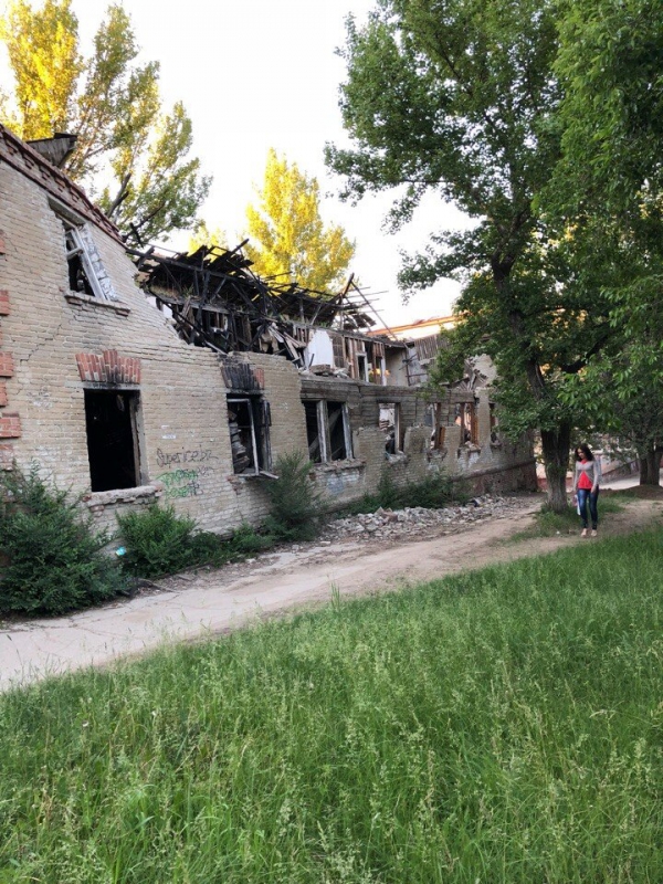 Очевидцы: в Ленинском районе сгоревший дом может рухнуть на тротуар