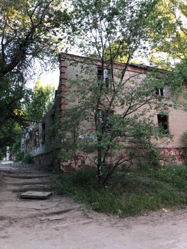 Очевидцы: в Ленинском районе сгоревший дом может рухнуть на тротуар