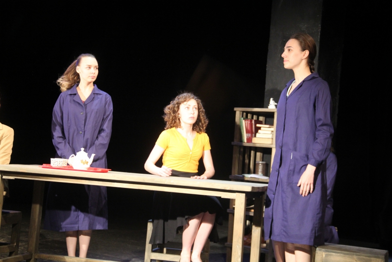 В театре драмы «Фабричные девчонки» устраивали личную жизнь вопреки коммунистической морали