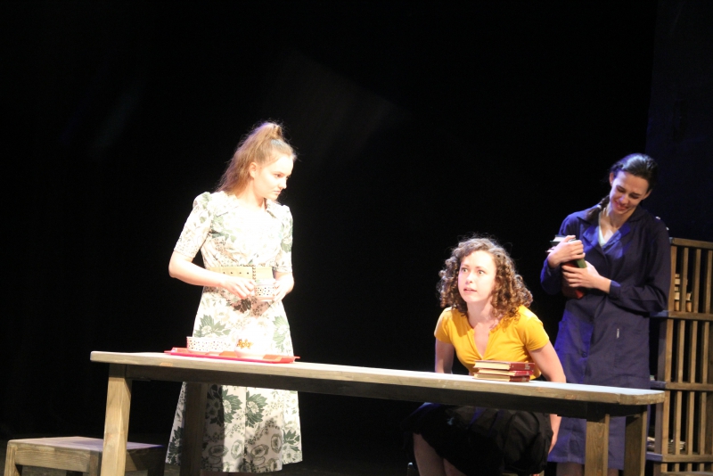 В театре драмы «Фабричные девчонки» устраивали личную жизнь вопреки коммунистической морали