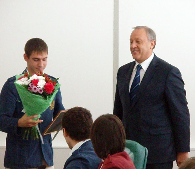 На приеме у губернатора паралимпийцам дарили квартиры