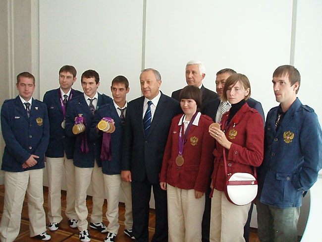 На приеме у губернатора паралимпийцам дарили квартиры