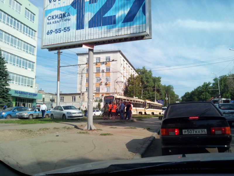 В центре города не ходят трамваи из-за застрявшего на рельсах автомобиля