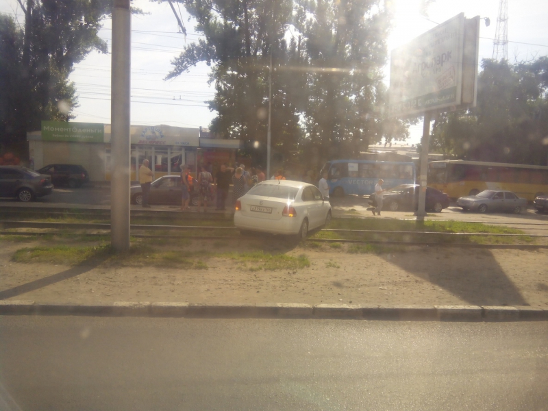 В центре города не ходят трамваи из-за застрявшего на рельсах автомобиля