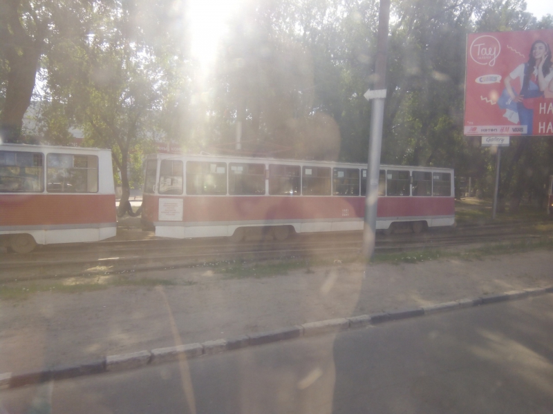 В центре города не ходят трамваи из-за застрявшего на рельсах автомобиля