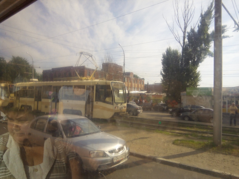 В центре города не ходят трамваи из-за застрявшего на рельсах автомобиля