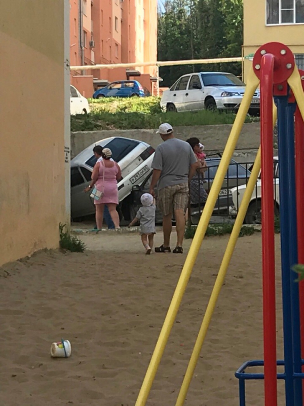 В Ленинском районе легковушка упала на припаркованную машину