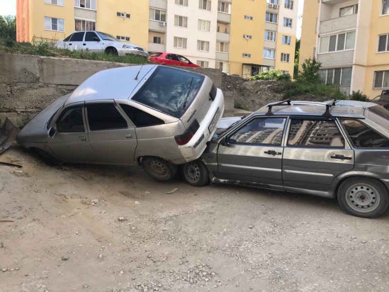 В Ленинском районе легковушка упала на припаркованную машину