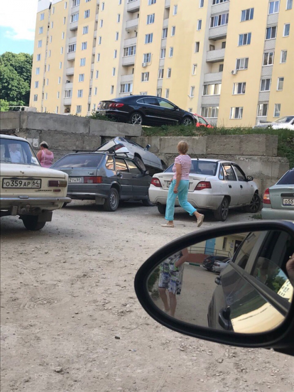 В Ленинском районе легковушка упала на припаркованную машину