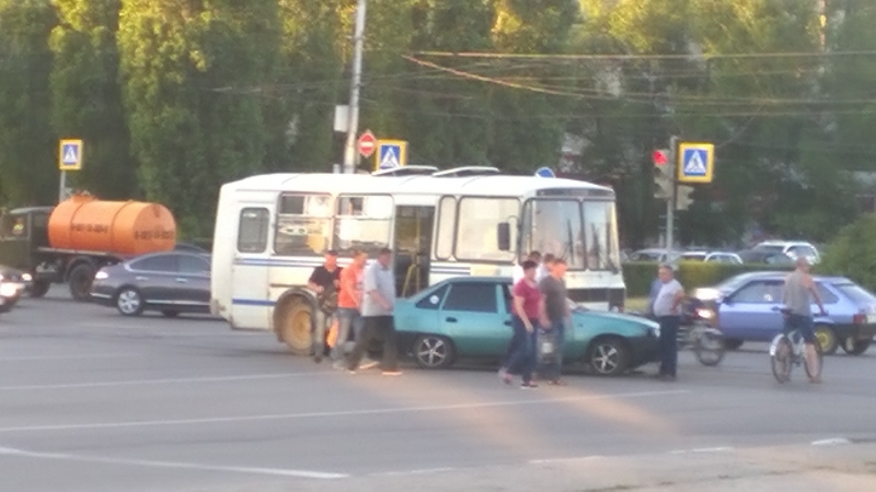 В Балакове на перекрестке столкнулись иномарка и автобус