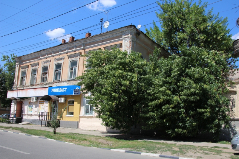 В центре Саратова сломанная ветка дерева перегородила тротуар