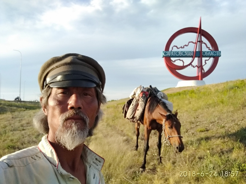 Китаец на коне по дороге в Мурманск заехал в Саратов