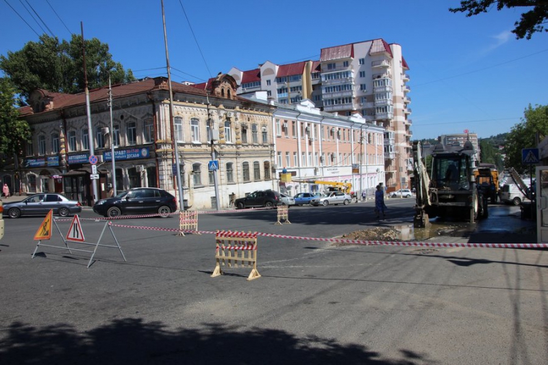 Рабочие начали борьбу с бегущими из-под асфальта ручьями