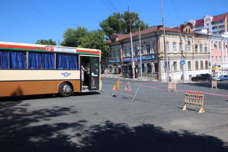 Рабочие начали борьбу с бегущими из-под асфальта ручьями