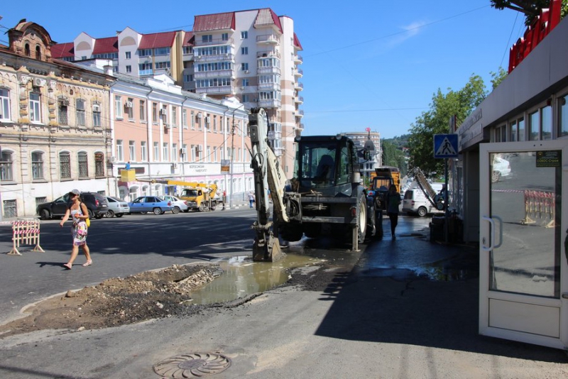 Рабочие начали борьбу с бегущими из-под асфальта ручьями