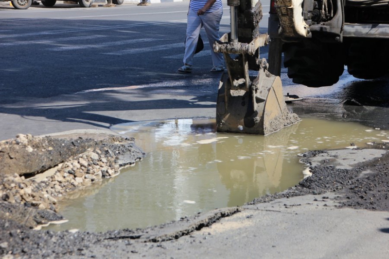 Рабочие начали борьбу с бегущими из-под асфальта ручьями