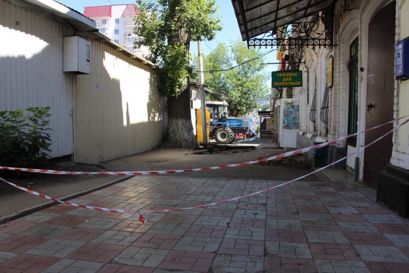 Рабочие начали борьбу с бегущими из-под асфальта ручьями