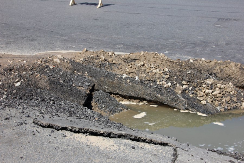 Рабочие начали борьбу с бегущими из-под асфальта ручьями