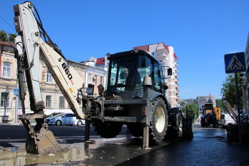Рабочие начали борьбу с бегущими из-под асфальта ручьями