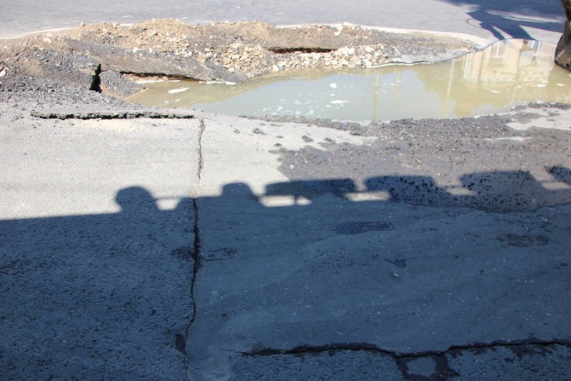 Рабочие начали борьбу с бегущими из-под асфальта ручьями