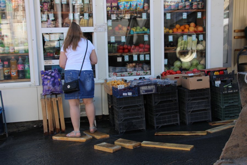 Рабочие начали борьбу с бегущими из-под асфальта ручьями