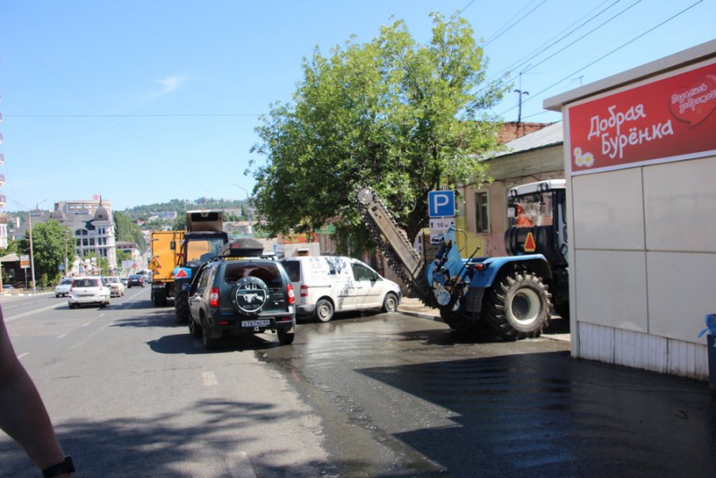 Рабочие начали борьбу с бегущими из-под асфальта ручьями