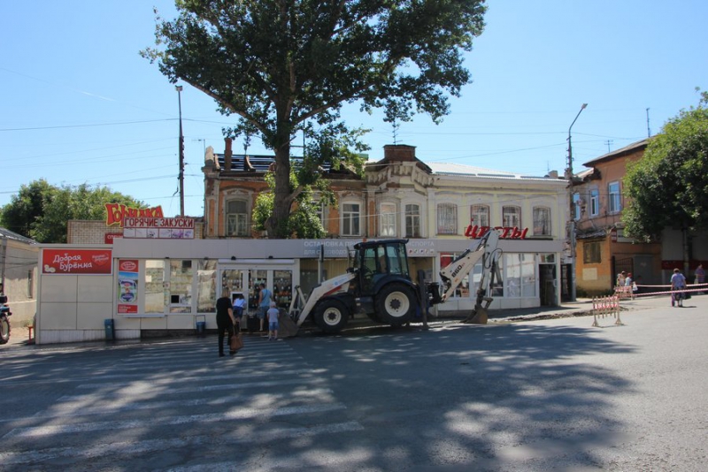 Рабочие начали борьбу с бегущими из-под асфальта ручьями