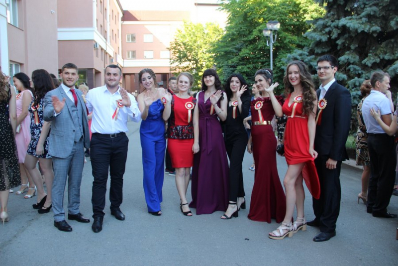 Депутаты и чиновники вручили дипломы выпускникам ПИУ имени Петра Столыпина