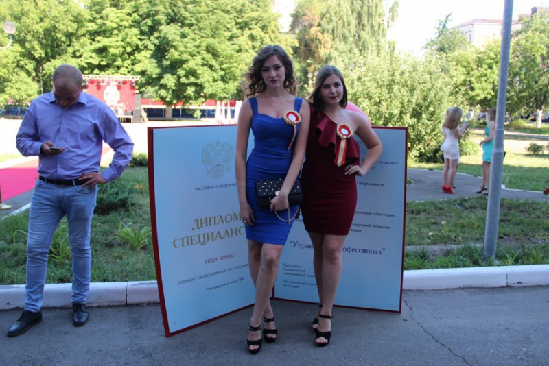 Депутаты и чиновники вручили дипломы выпускникам ПИУ имени Петра Столыпина