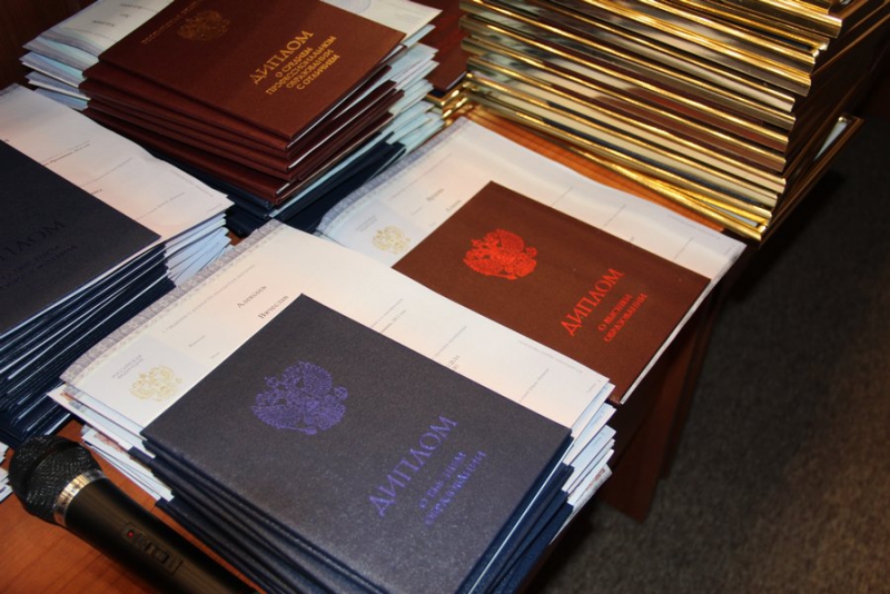 Депутаты и чиновники вручили дипломы выпускникам ПИУ имени Петра Столыпина