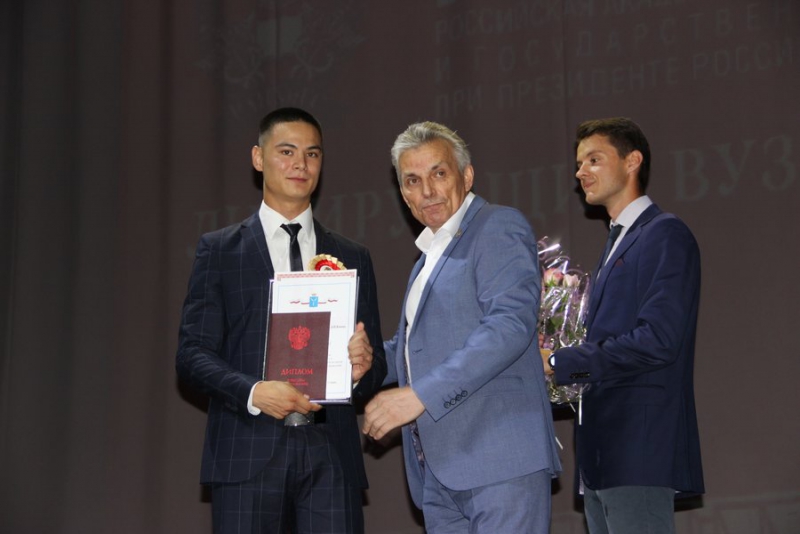 Депутаты и чиновники вручили дипломы выпускникам ПИУ имени Петра Столыпина