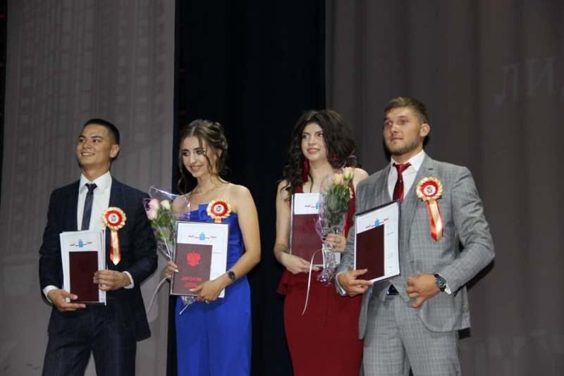 Депутаты и чиновники вручили дипломы выпускникам ПИУ имени Петра Столыпина