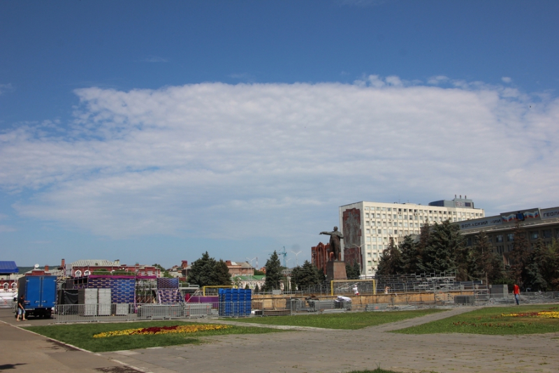 На Театральной площади разбирают стадион