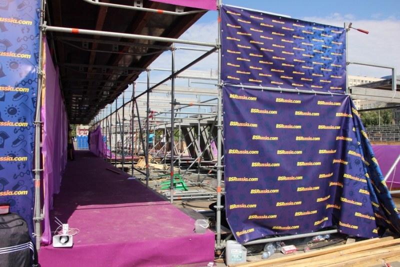 На Театральной площади разбирают стадион