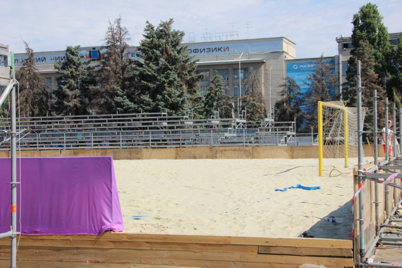 На Театральной площади разбирают стадион