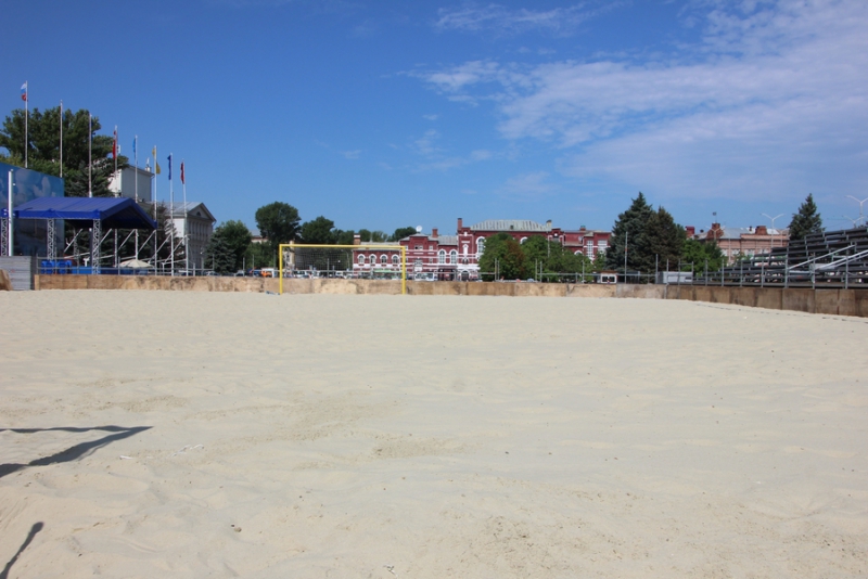 На Театральной площади разбирают стадион