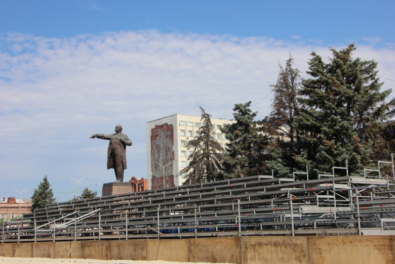 На Театральной площади разбирают стадион