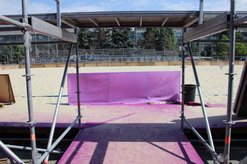 На Театральной площади разбирают стадион