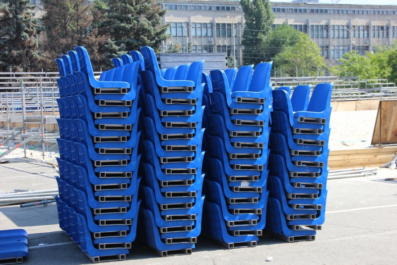 На Театральной площади разбирают стадион