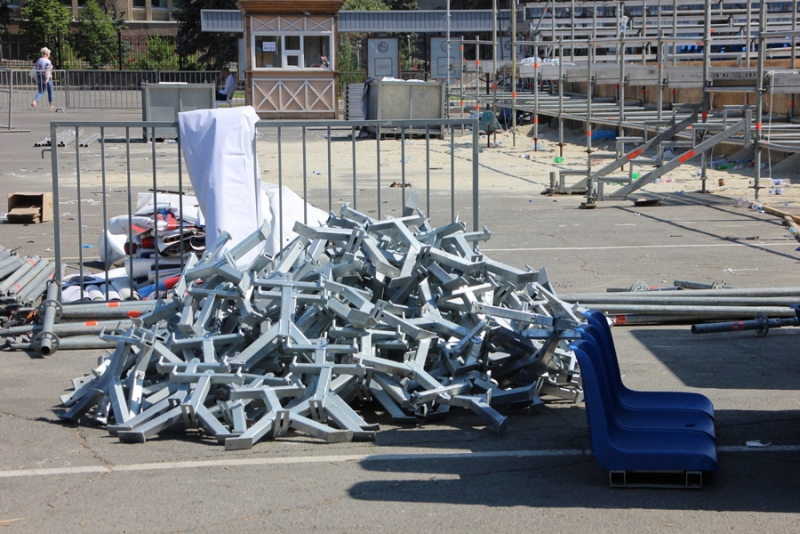 На Театральной площади разбирают стадион