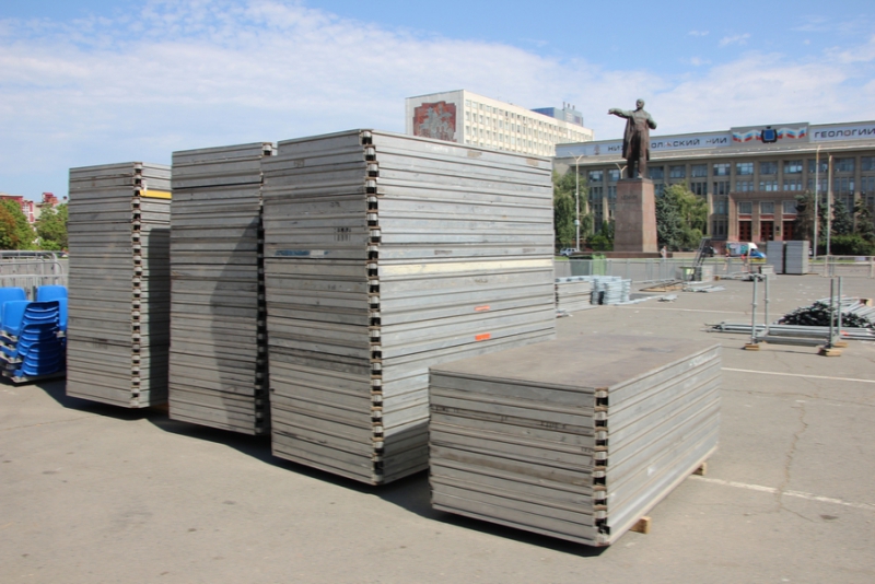 На Театральной площади разбирают стадион