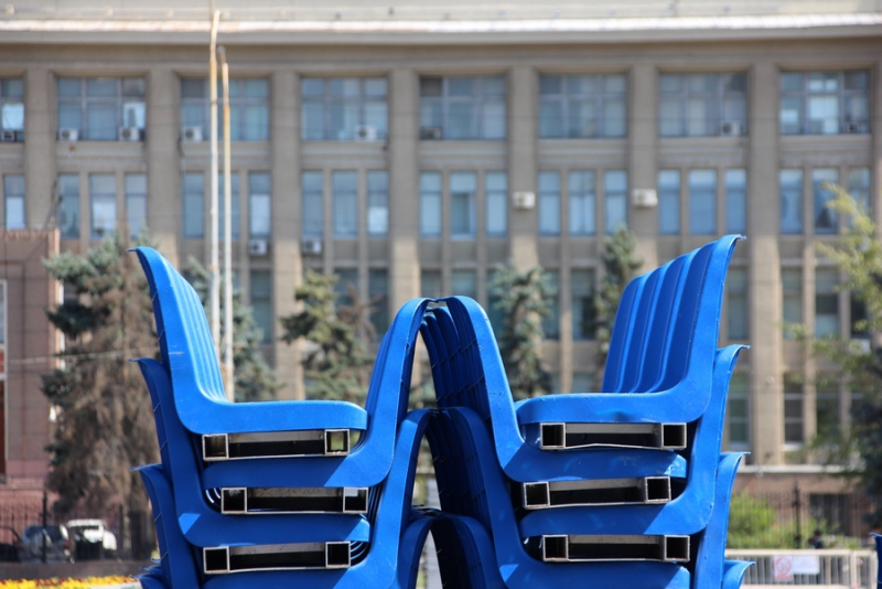 На Театральной площади разбирают стадион