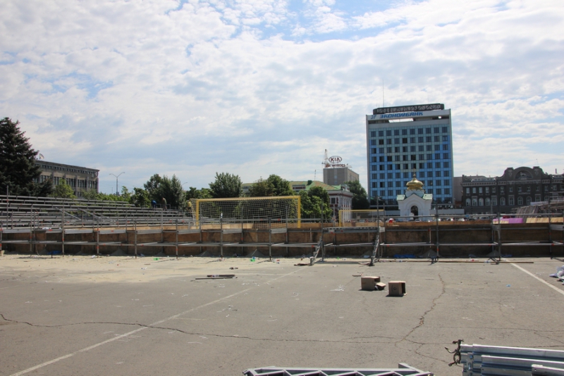 На Театральной площади разбирают стадион