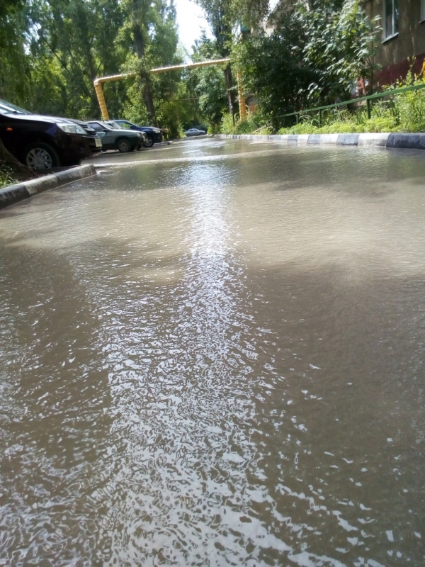 Вода затопила дворы на улице Лебедева-Кумача