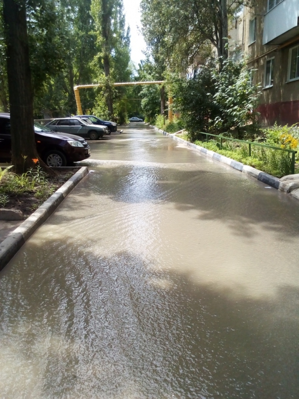 Вода затопила дворы на улице Лебедева-Кумача