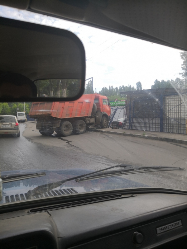 На Ново-Астраханском шоссе грузовик протаранил ограждение