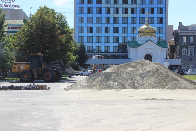 Театральную площадь очистили от сотни тонн песка
