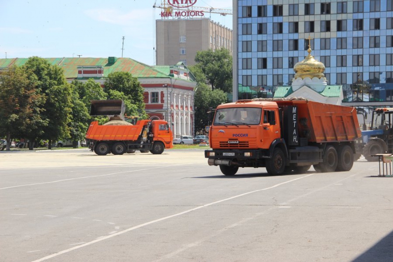Театральную площадь очистили от сотни тонн песка