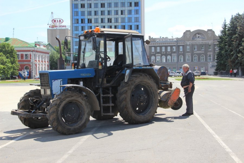 Театральную площадь очистили от сотни тонн песка