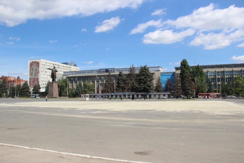 Театральную площадь очистили от сотни тонн песка